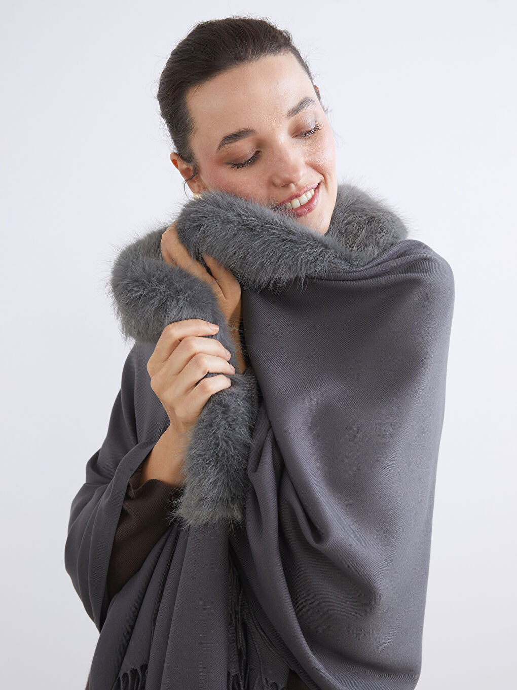 Gri Püsküllü Kadın Şal-1