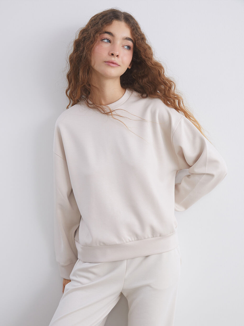 سويت شيرت برقبة دائرية للسيدات