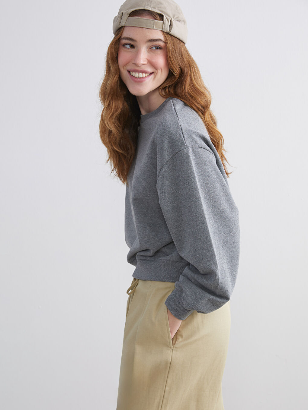 سويت شيرت واسع بياقة دائرية للسيدات