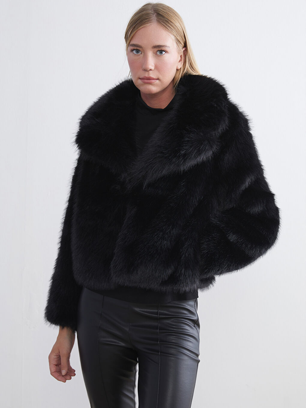 Siyah Ceket Yaka Kadın Kürk Mont