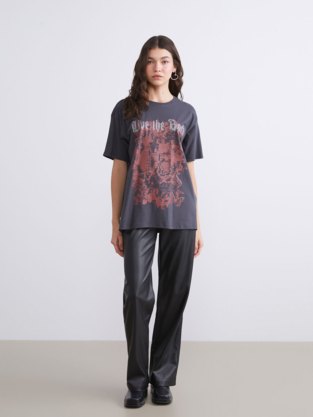 Antrasit Bisiklet Yaka Baskılı Kadın Tişört-1