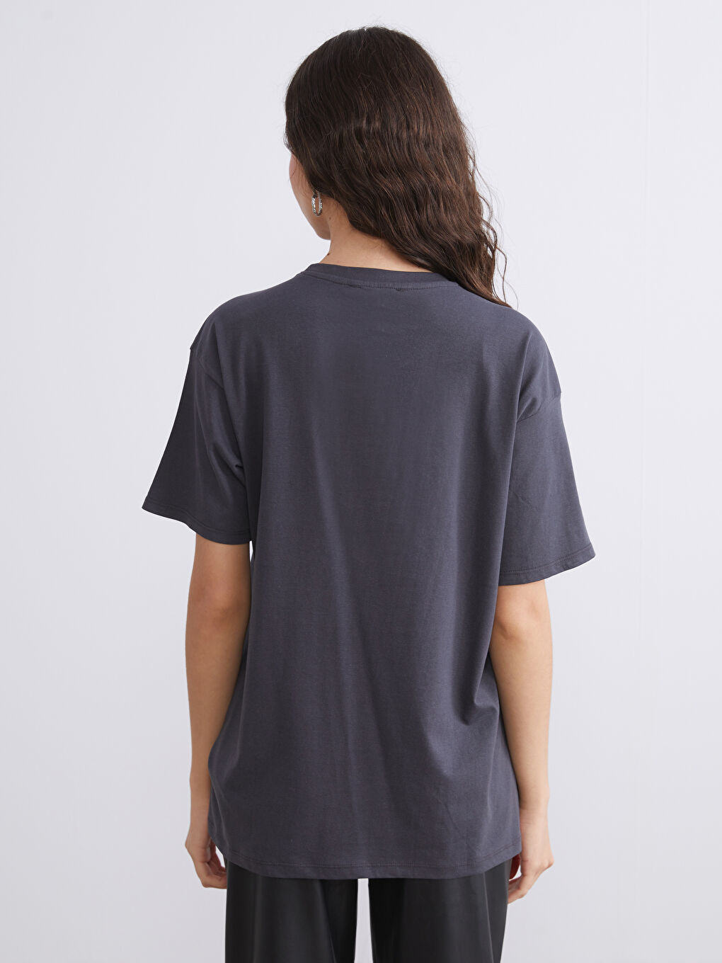 Antrasit Bisiklet Yaka Baskılı Kadın Tişört-3