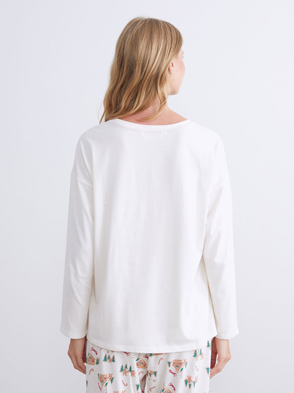 طقم بيجاما نساء موضوع رأس السنة بكول مدور-3