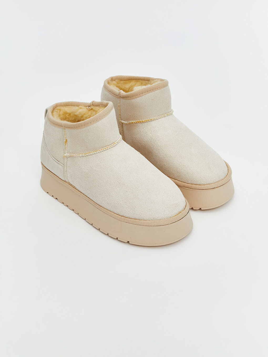 Bej İçi Kürklü Kadın Bot