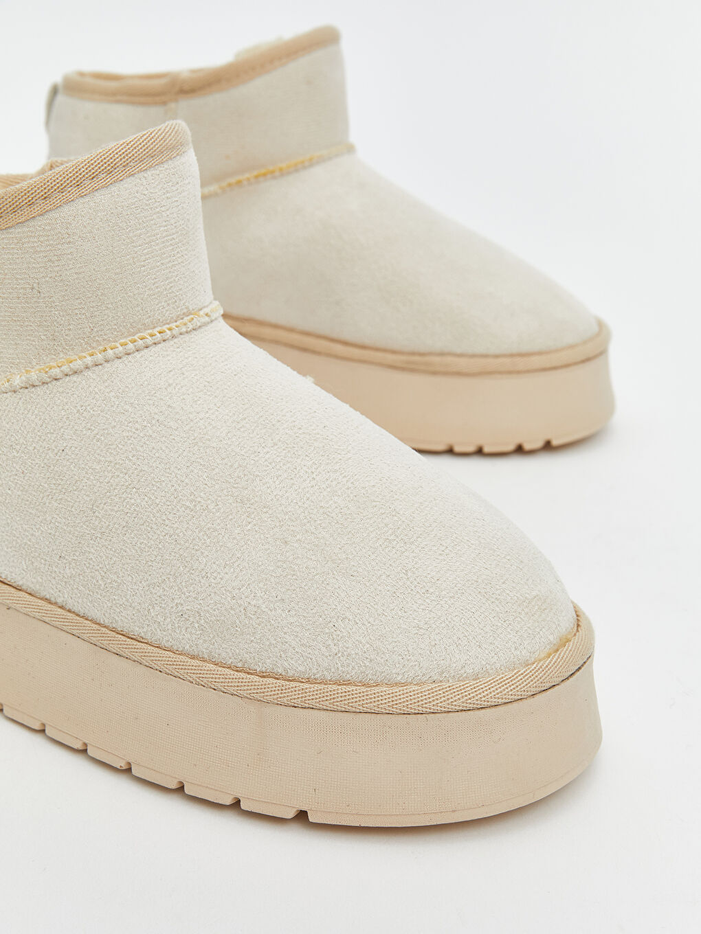 Bej İçi Kürklü Kadın Bot-2