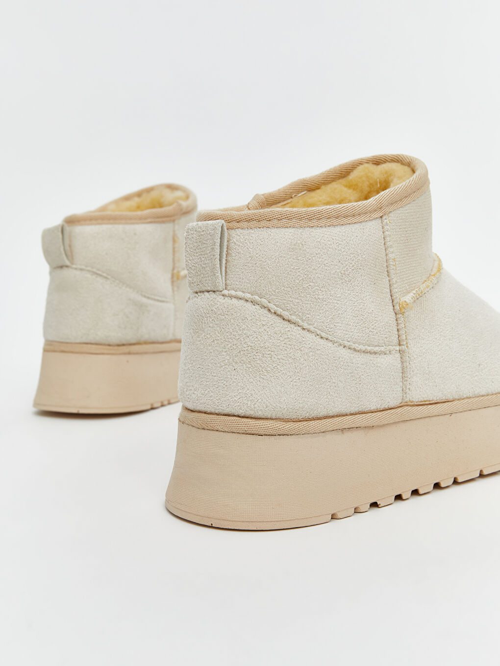 Bej İçi Kürklü Kadın Bot-4