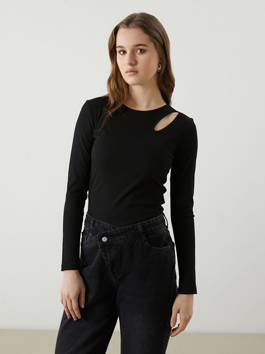 Siyah Bisiklet Yaka Pencere Detaylı Kadın Body