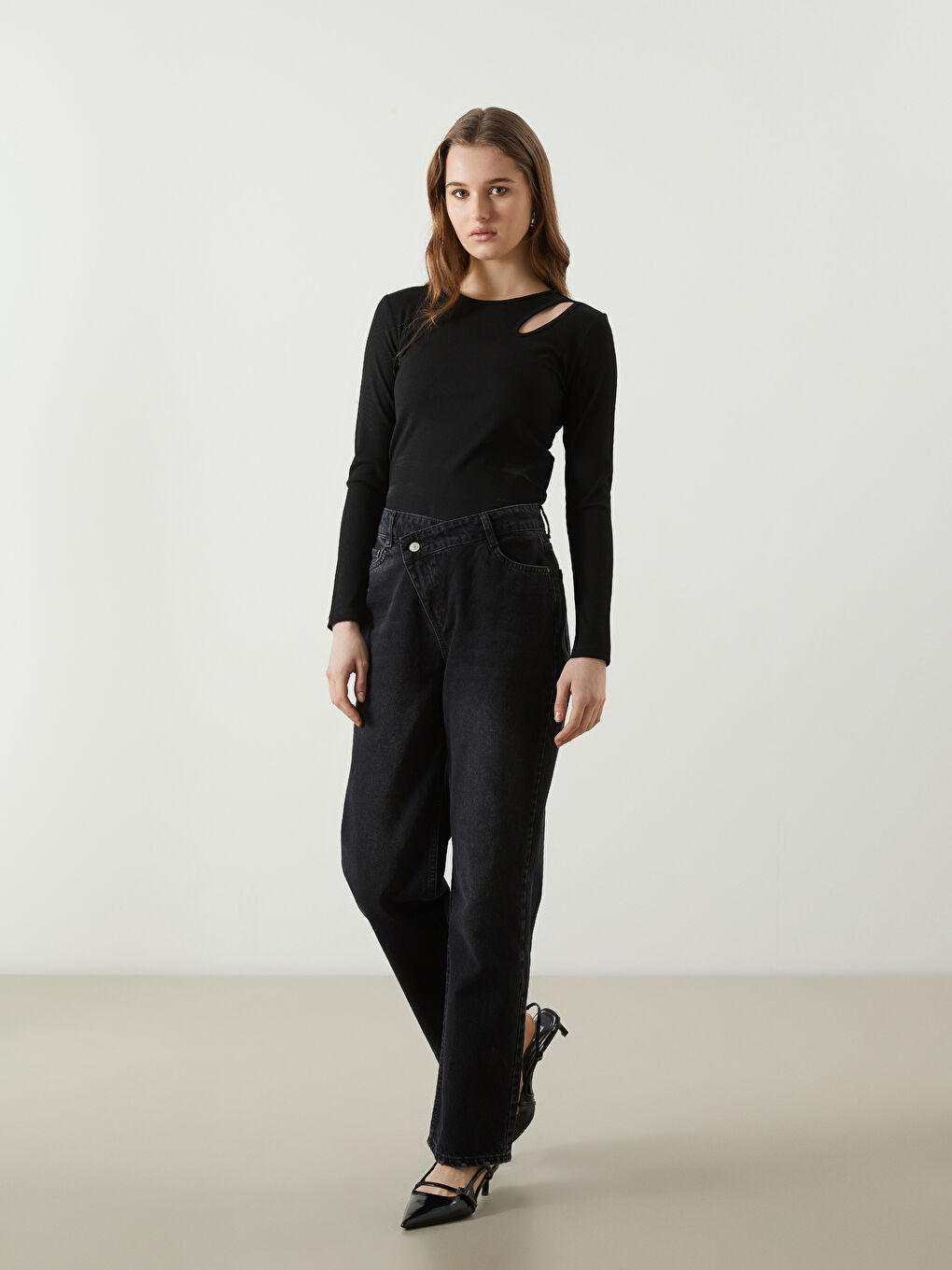 Siyah Bisiklet Yaka Pencere Detaylı Kadın Body-1