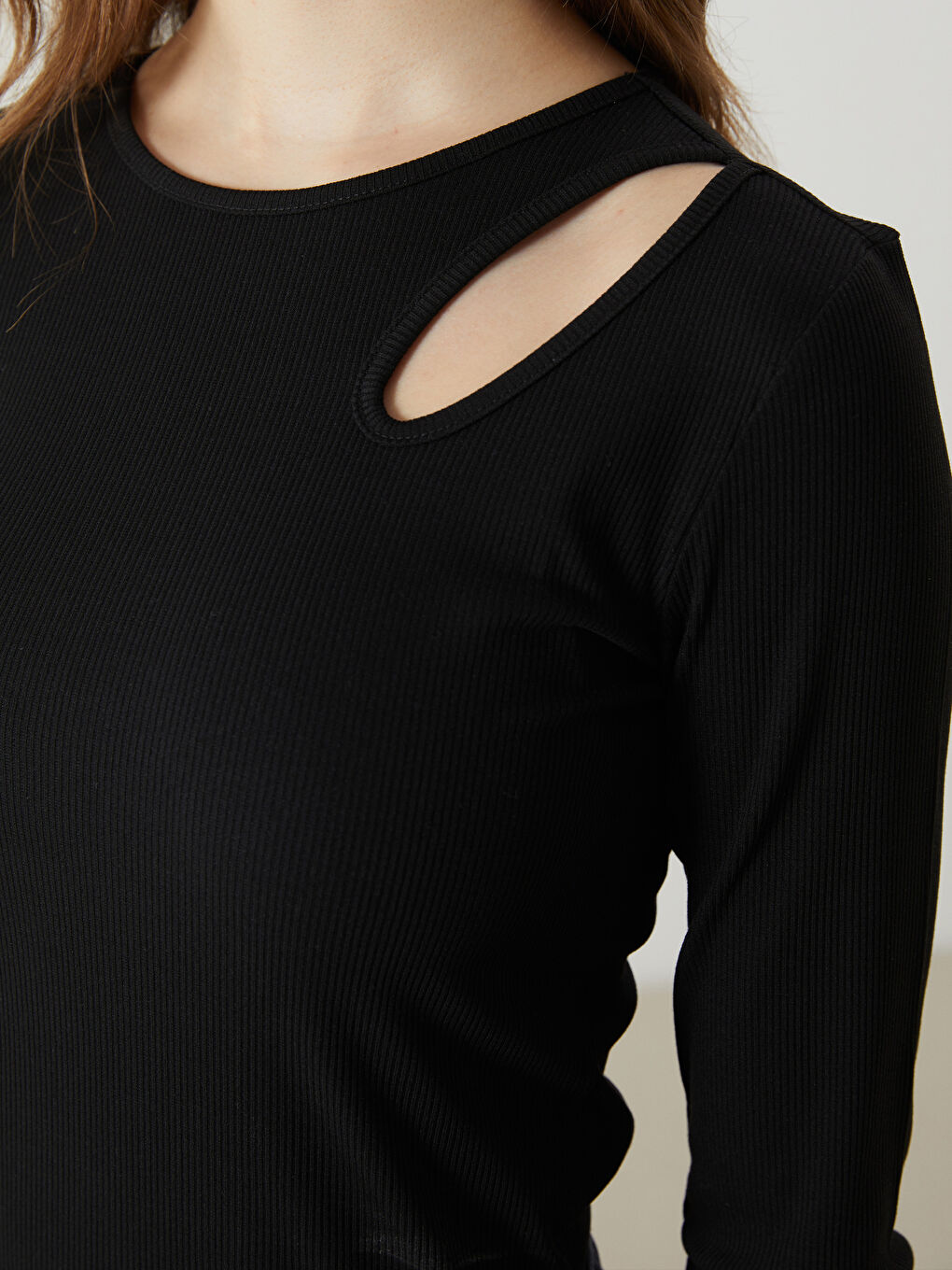 Siyah Bisiklet Yaka Pencere Detaylı Kadın Body-2