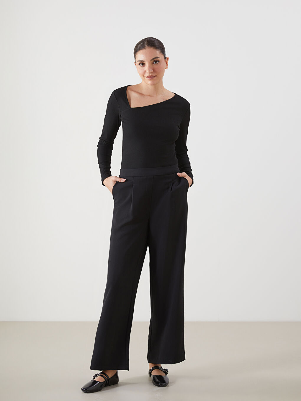 Siyah Asimetrik Yaka Kadın Tişört-1