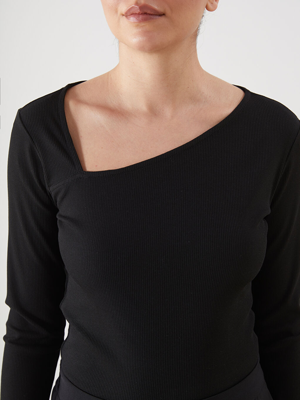 Siyah Asimetrik Yaka Kadın Tişört-2