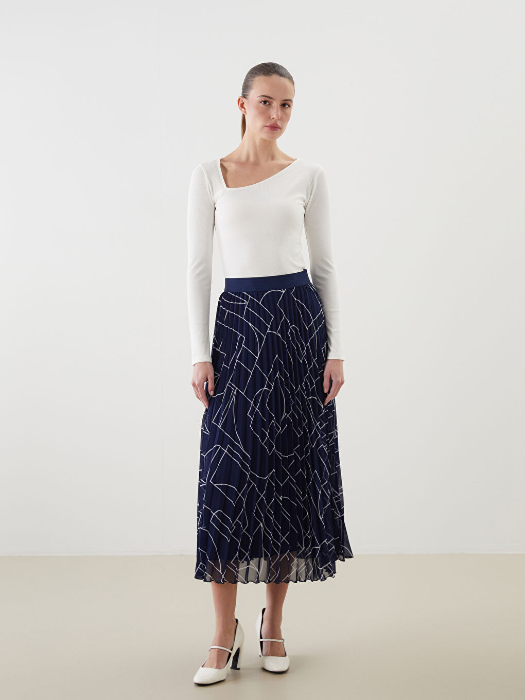 Ekru Asimetrik Yaka Kadın Tişört-1