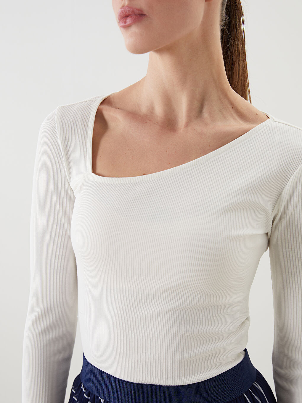 Ekru Asimetrik Yaka Kadın Tişört-2