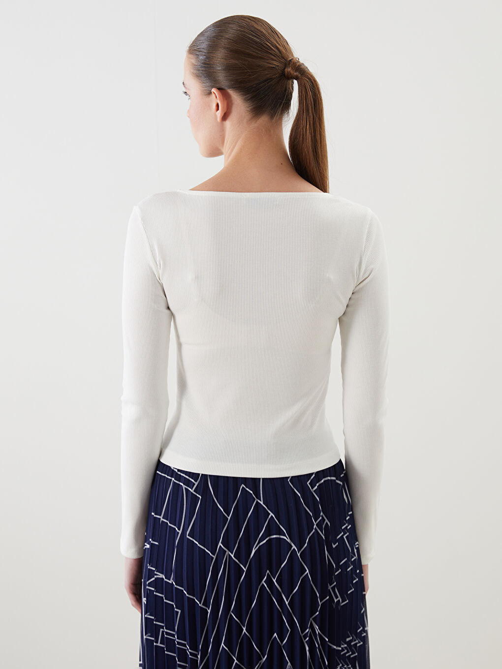 Ekru Asimetrik Yaka Kadın Tişört-3