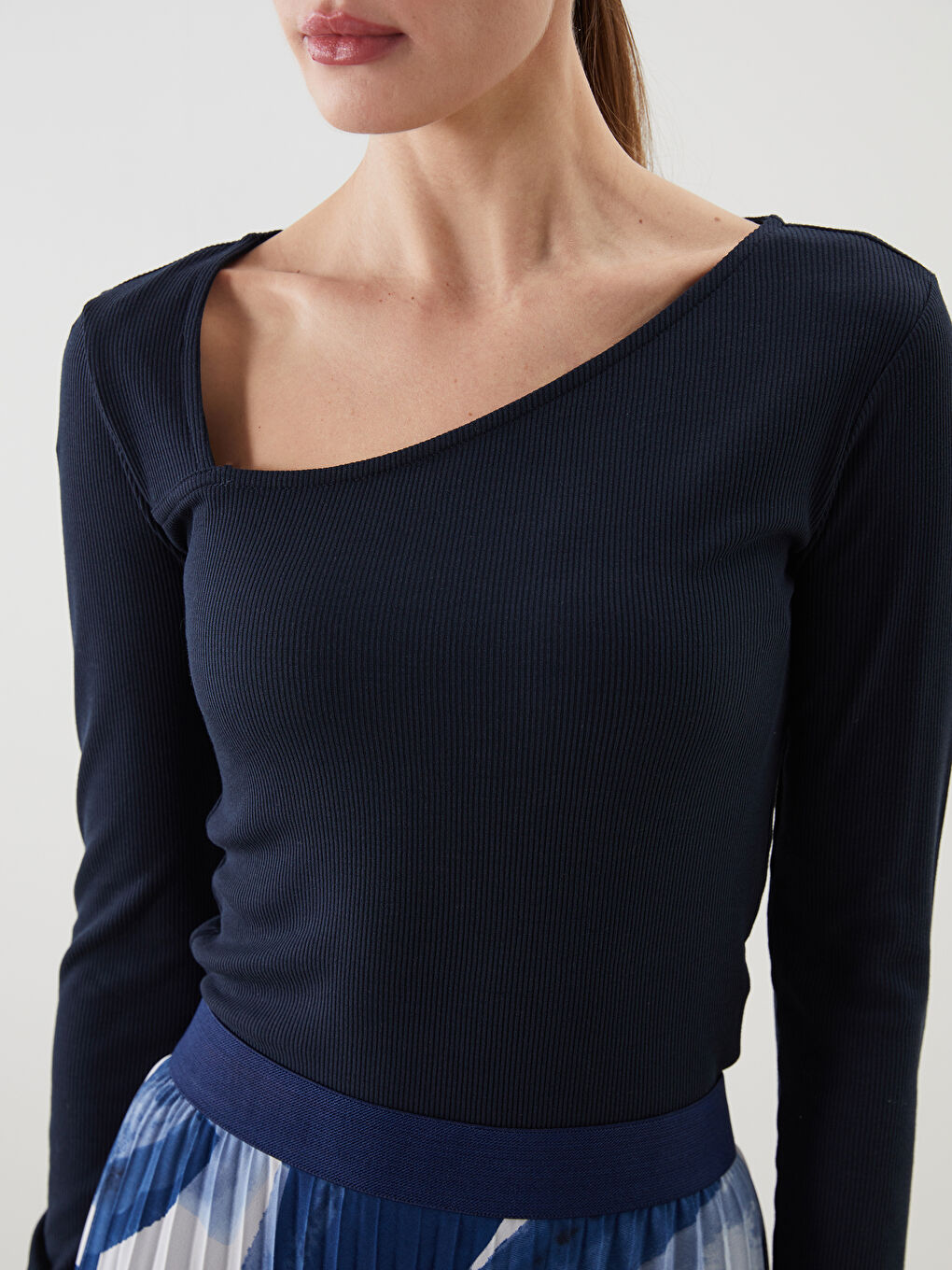 Lacivert Asimetrik Yaka Kadın Tişört-2