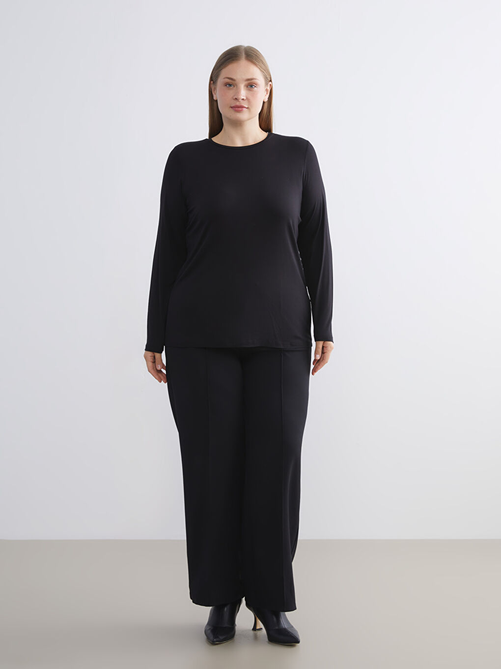 Siyah Bisiklet Yaka Kadın Tişört-2