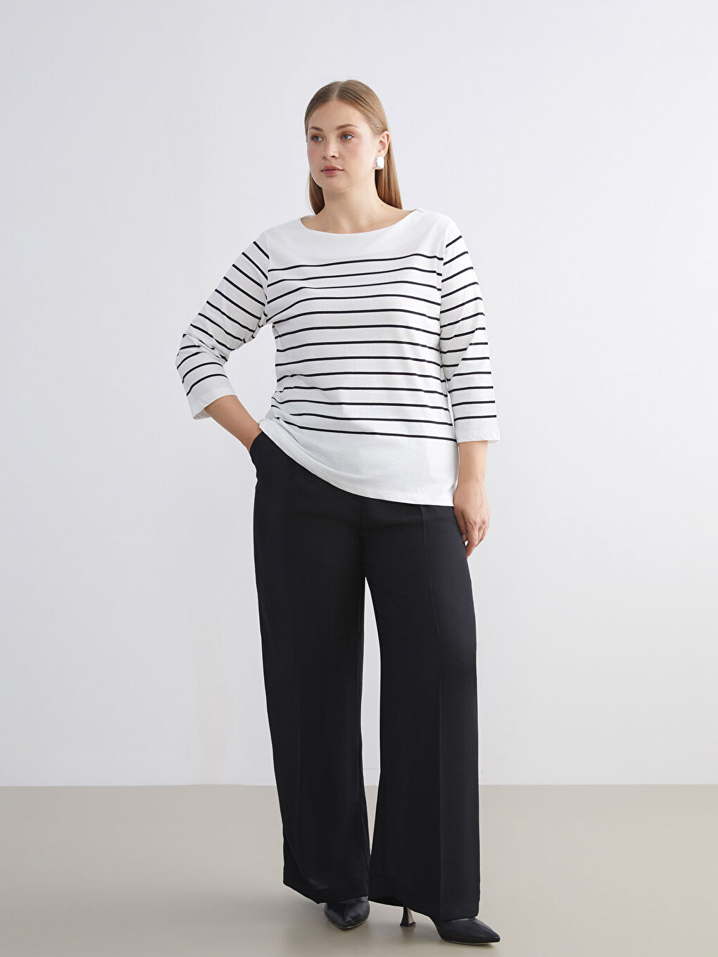 Siyah Bisiklet Yaka Çizgili Kadın Tişört-5