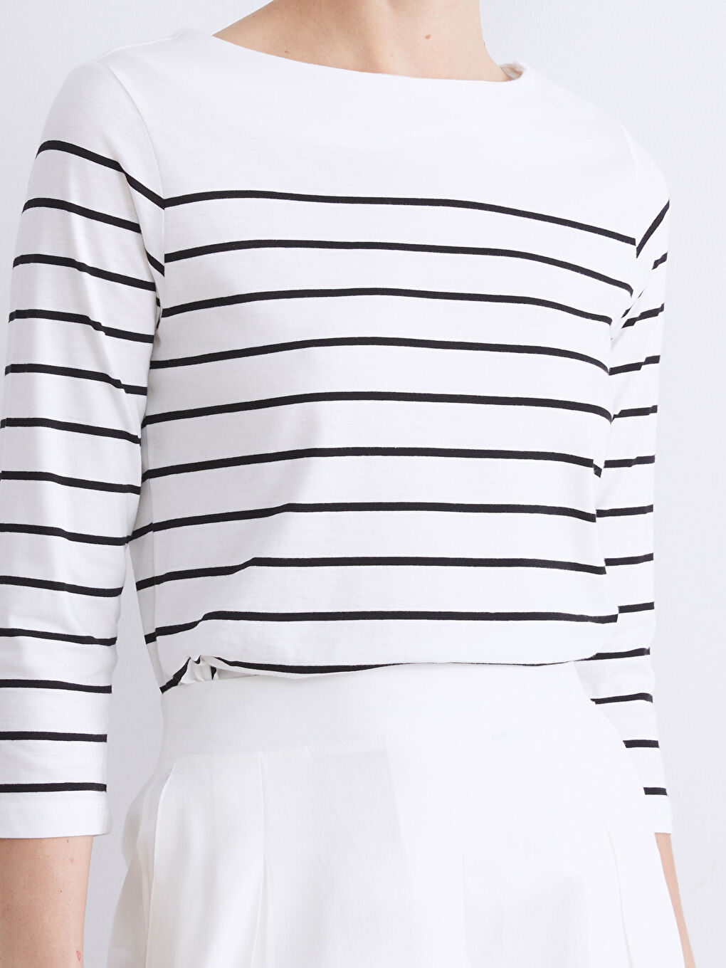 Siyah Bisiklet Yaka Çizgili Kadın Tişört-3