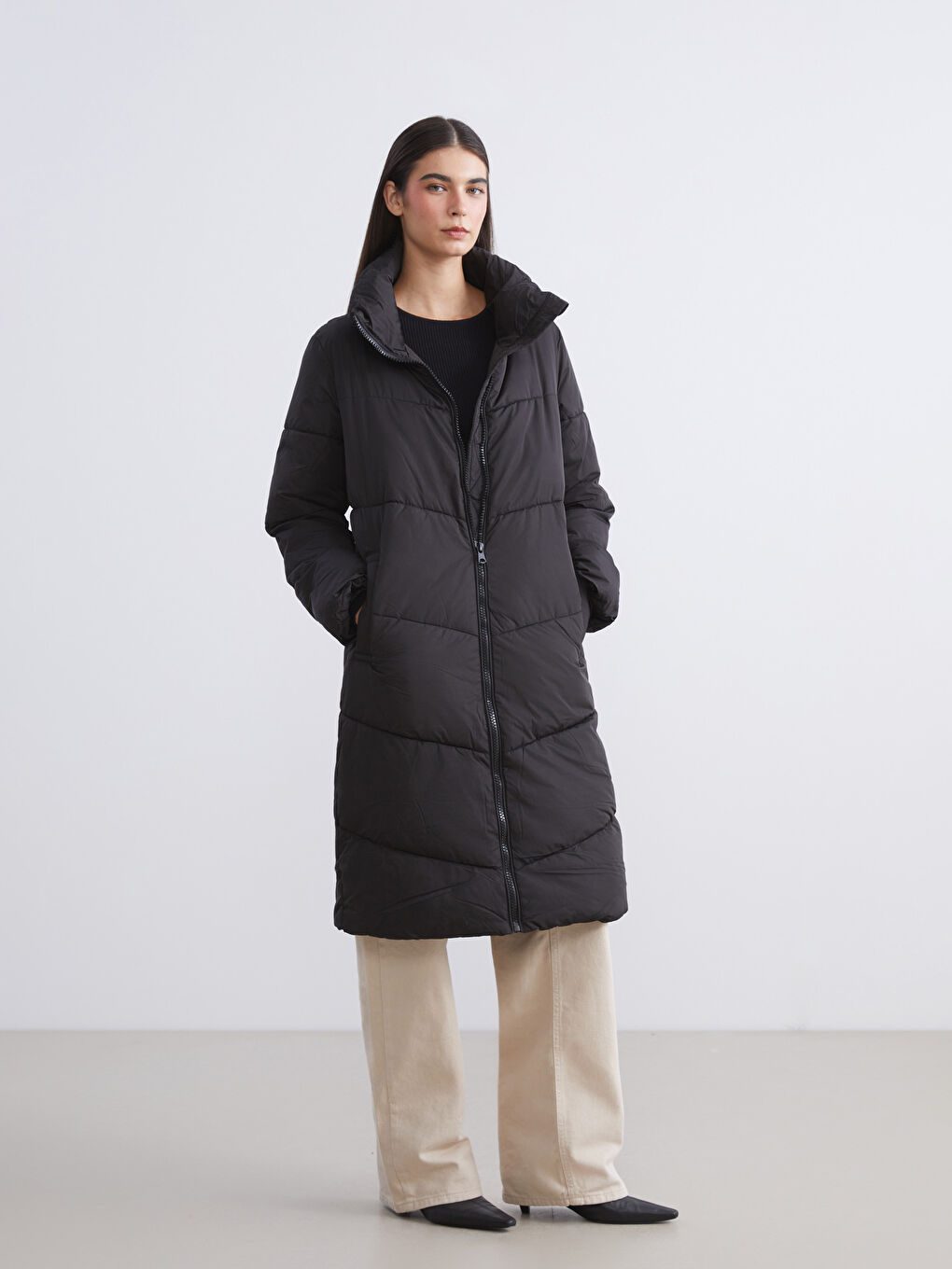 Siyah Dik Yaka Kadın Şişme Mont-1