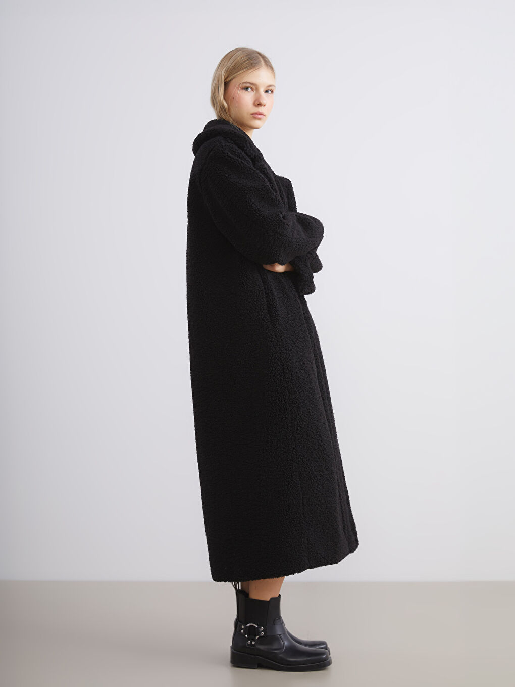 Siyah Ceket Yaka Kadın Pelüş Kaban-1