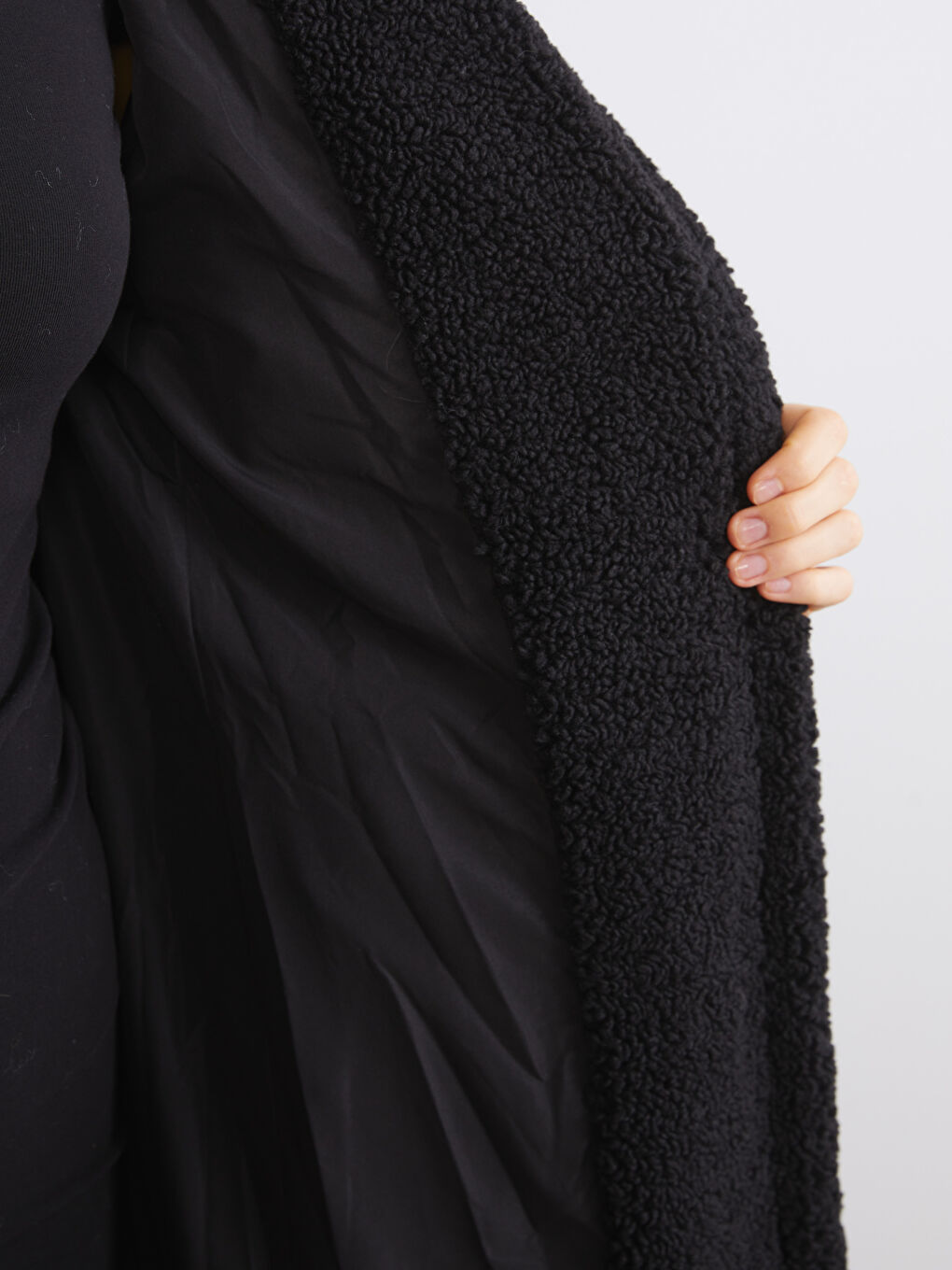 Siyah Ceket Yaka Kadın Pelüş Kaban-3