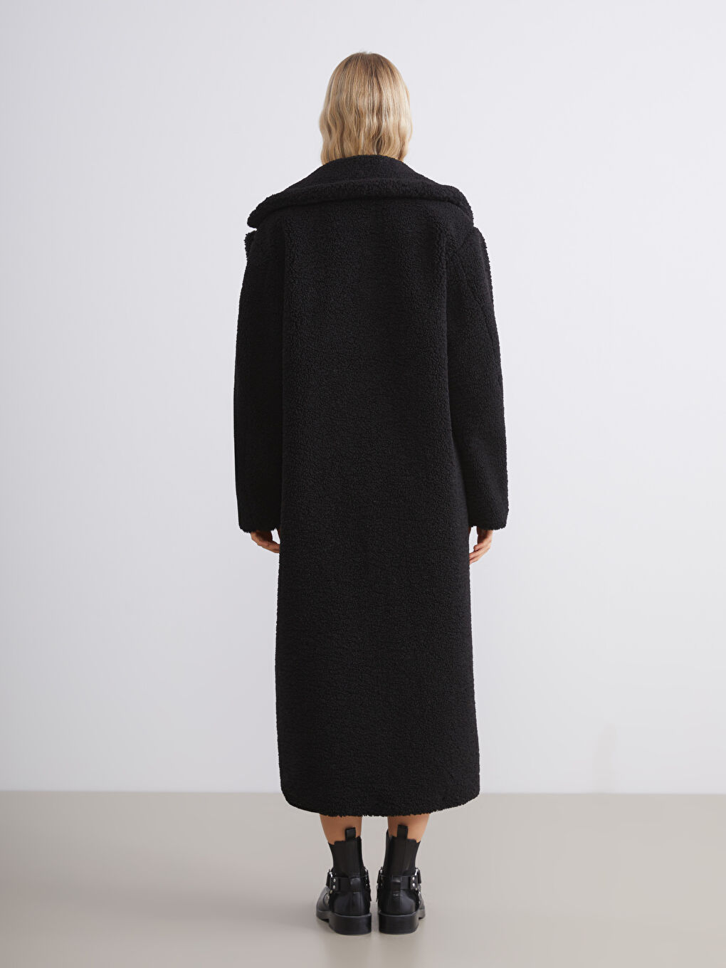 Siyah Ceket Yaka Kadın Pelüş Kaban-4