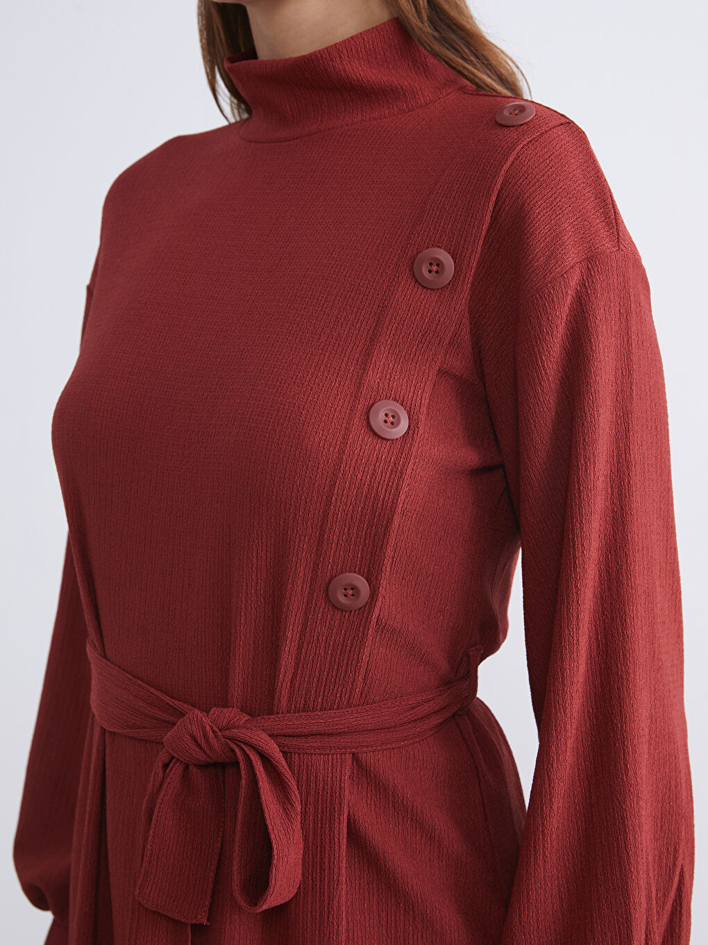 فستان بياقة قمع وملمس-4