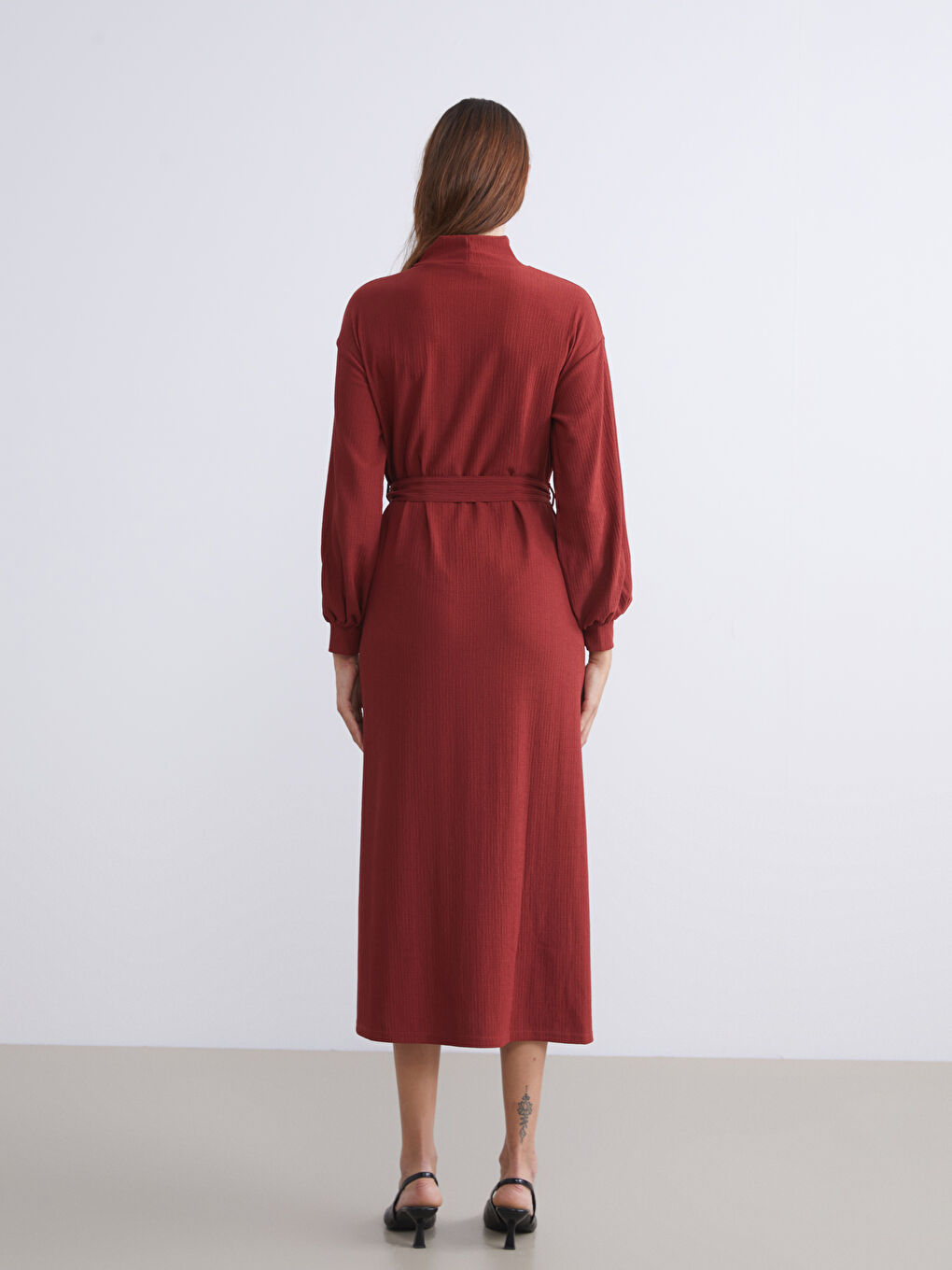 فستان بياقة قمع وملمس-6