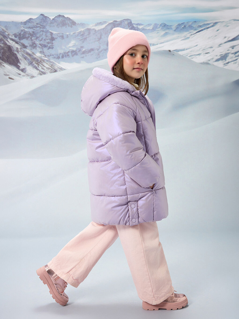 Пуховик с капюшоном для девочки-1