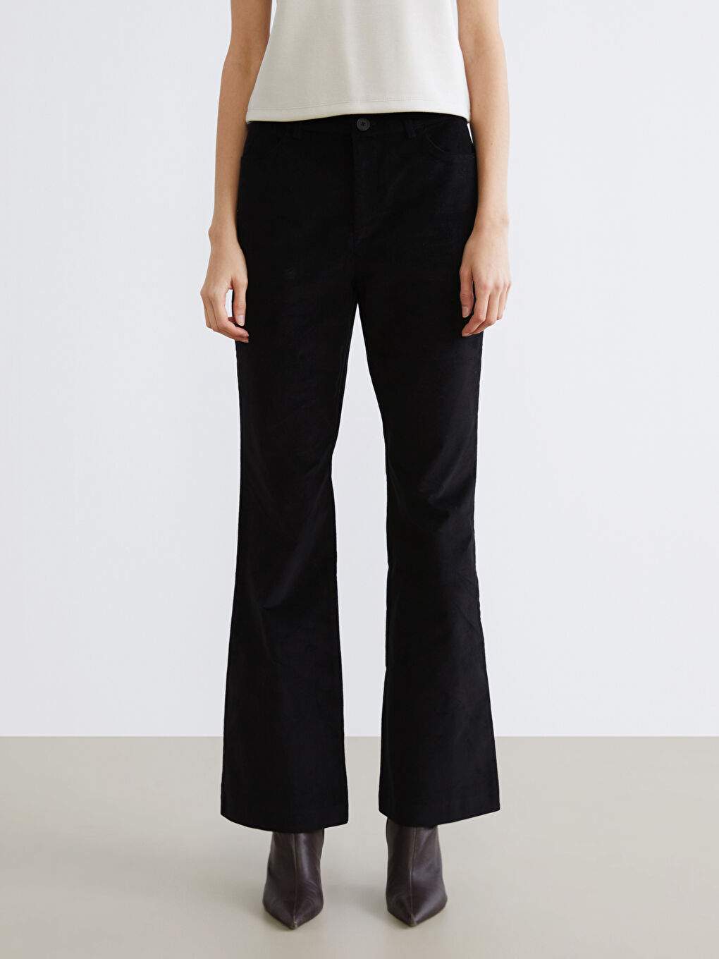 Siyah Dar Fit İspanyol Paça Kadın Kadife Pantolon-1