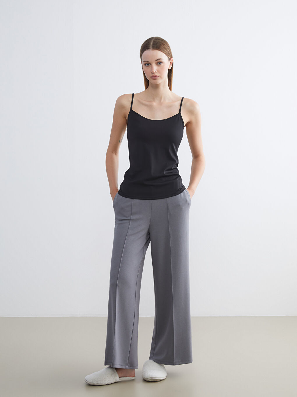 Siyah U Yaka Askılı Kadın Atlet-1