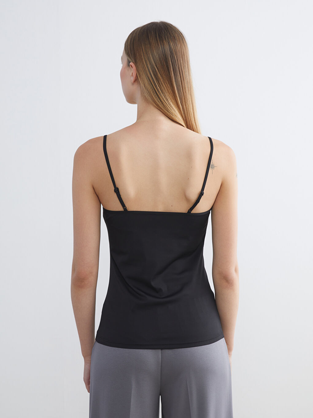 Siyah U Yaka Askılı Kadın Atlet-3