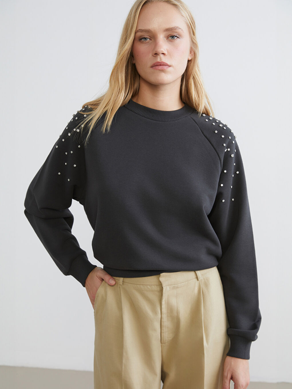 Antrasit Bisiklet Yaka Taşlı Oversize Kadın Sweatshirt