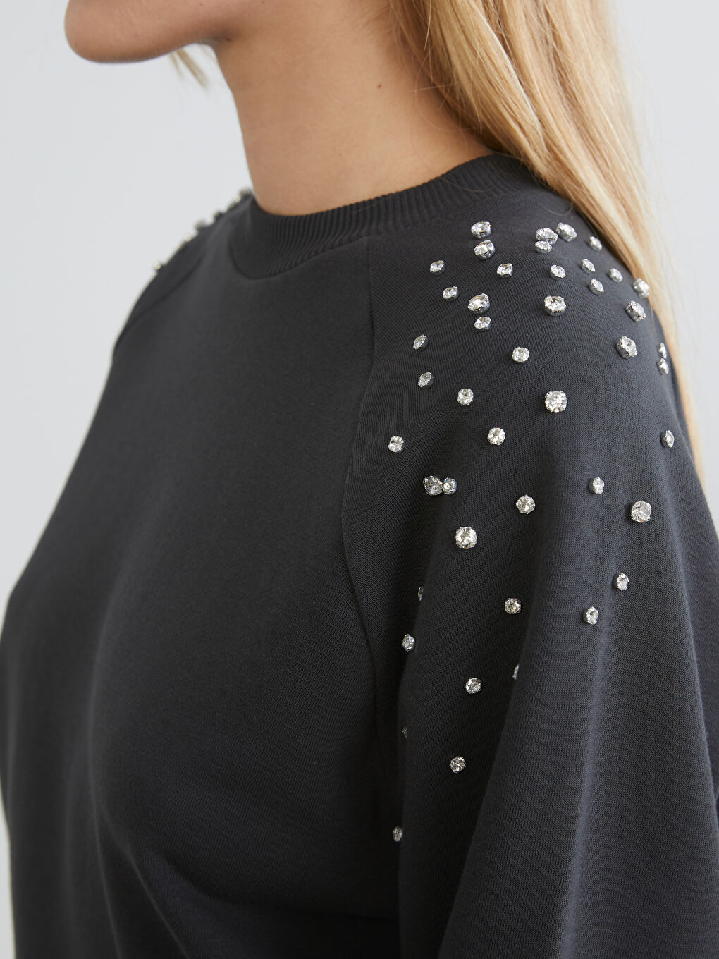 Antrasit Bisiklet Yaka Taşlı Oversize Kadın Sweatshirt-2