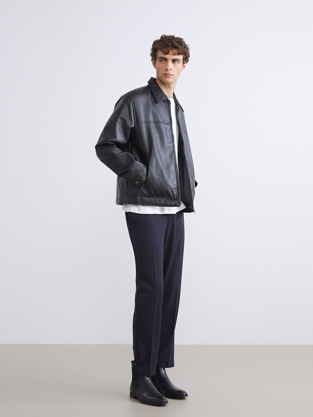 Siyah Standart Kalıp Gömlek Yaka Erkek Deri Görünümlü Ceket-1
