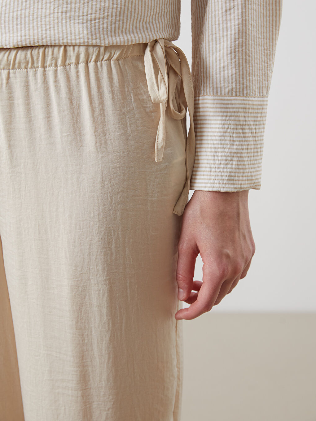 Pantalone sa elastičnim strukom i širokim nogavicama za žene-2
