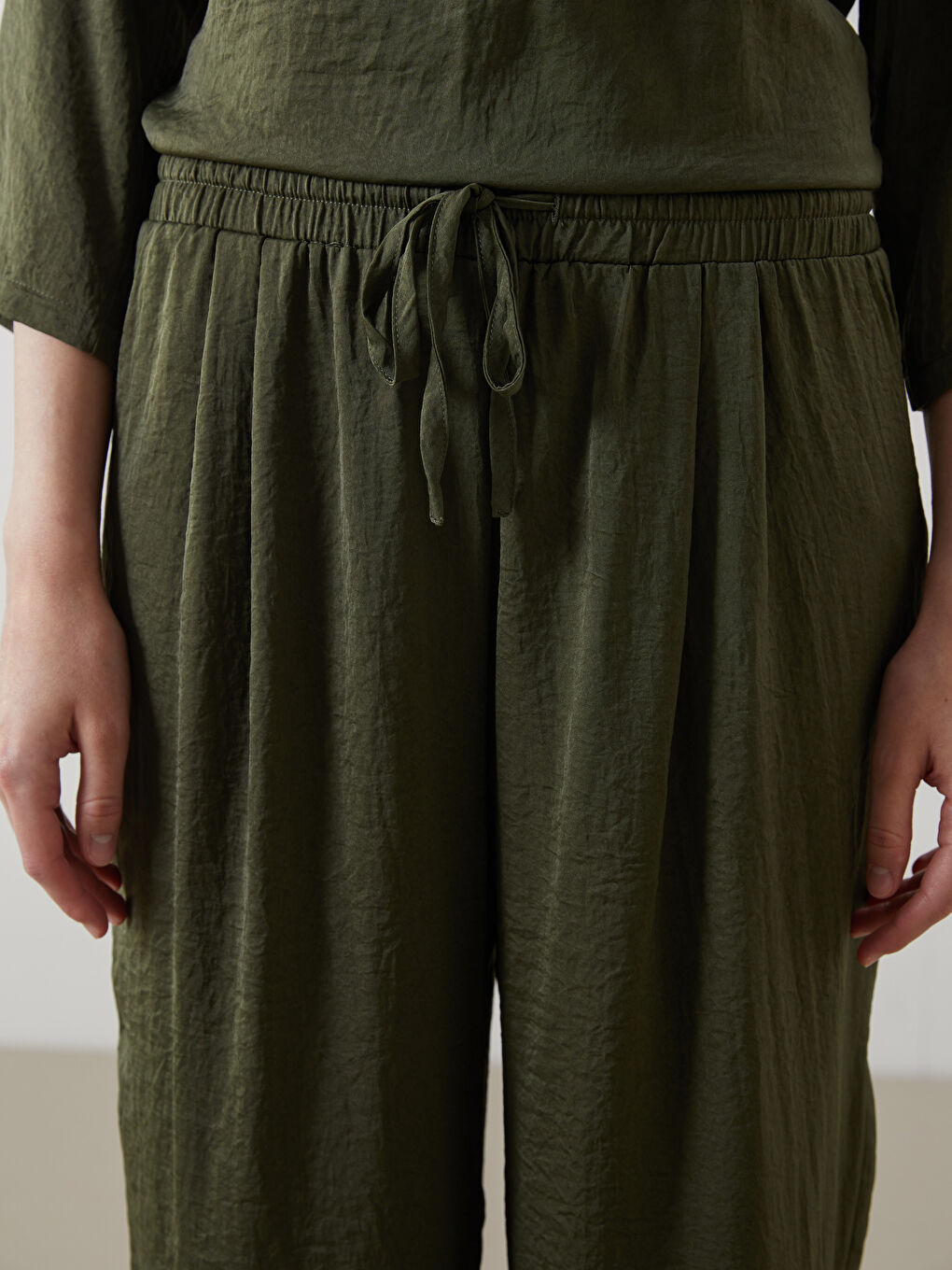 Pantalone sa elastičnim strukom i širokim nogavicama za žene-2