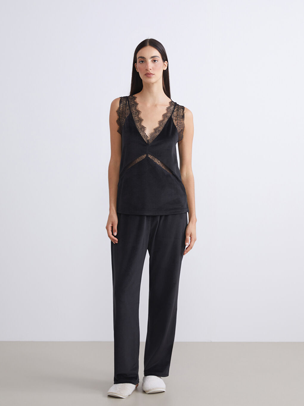 Siyah V Yaka Dantel Detaylı Kadın Pijama Takımı-1
