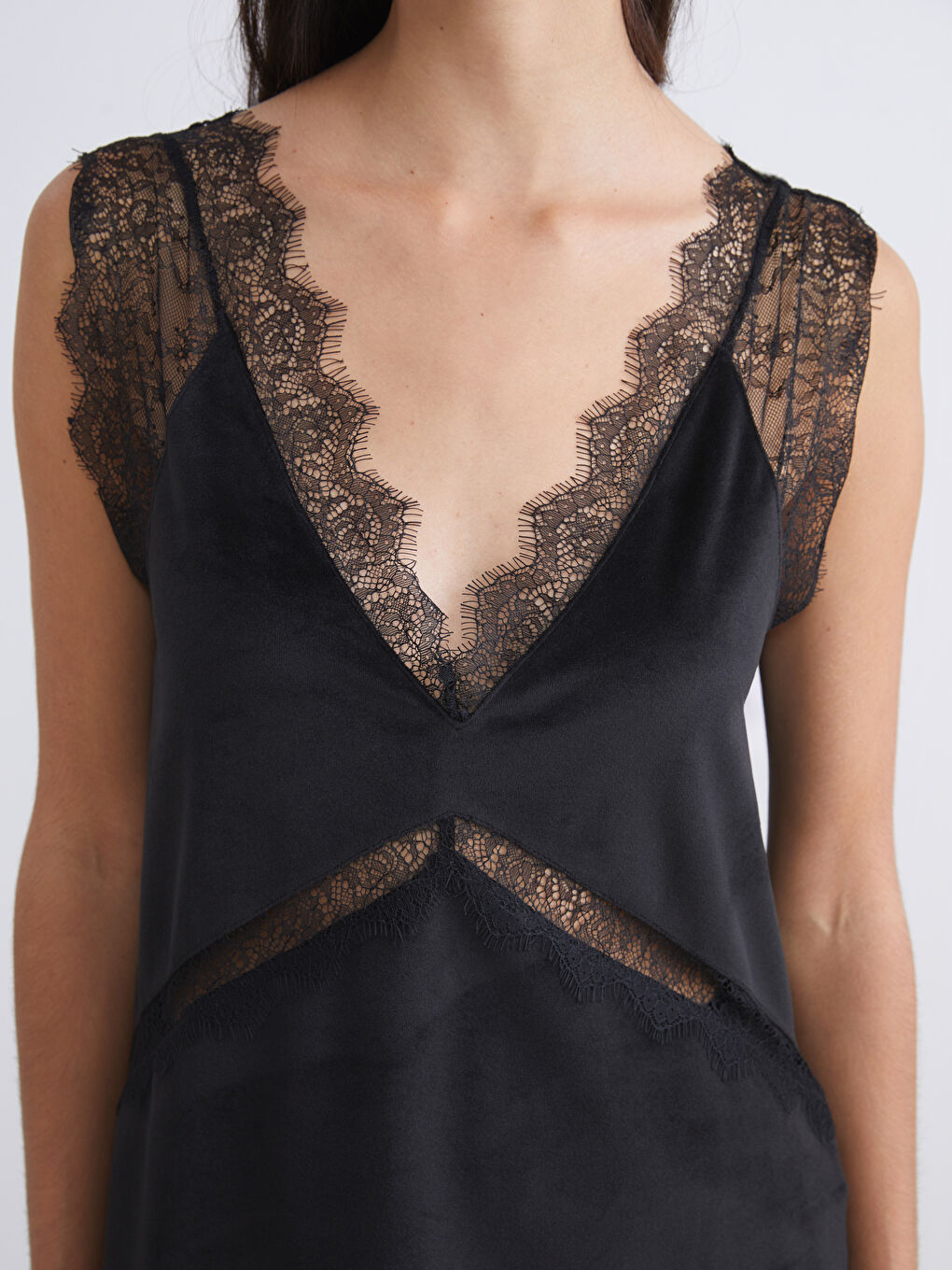 Siyah V Yaka Dantel Detaylı Kadın Pijama Takımı-2