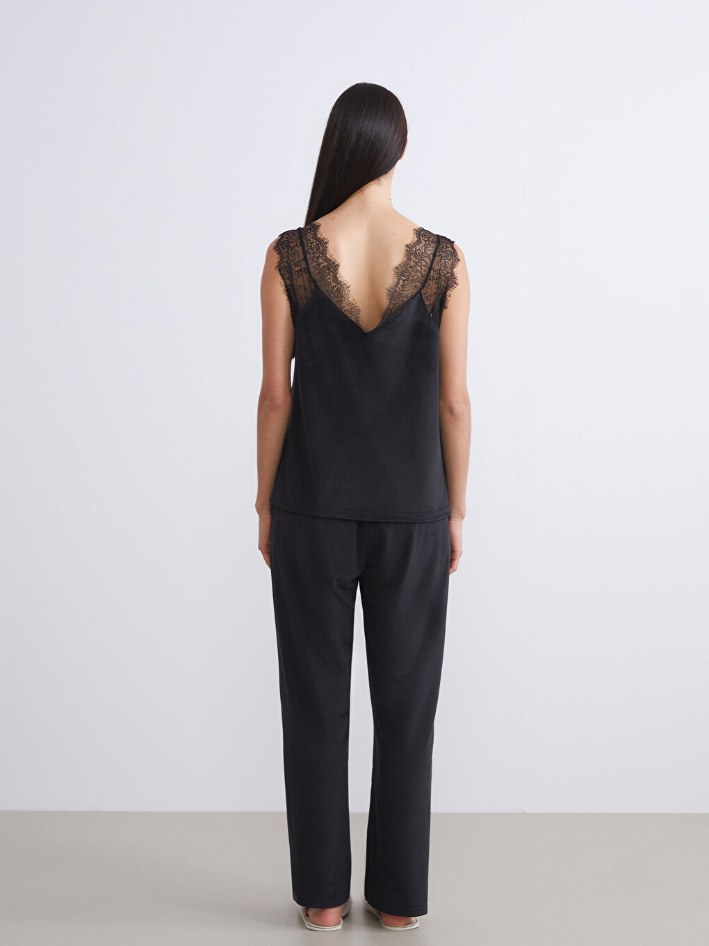 Siyah V Yaka Dantel Detaylı Kadın Pijama Takımı-3