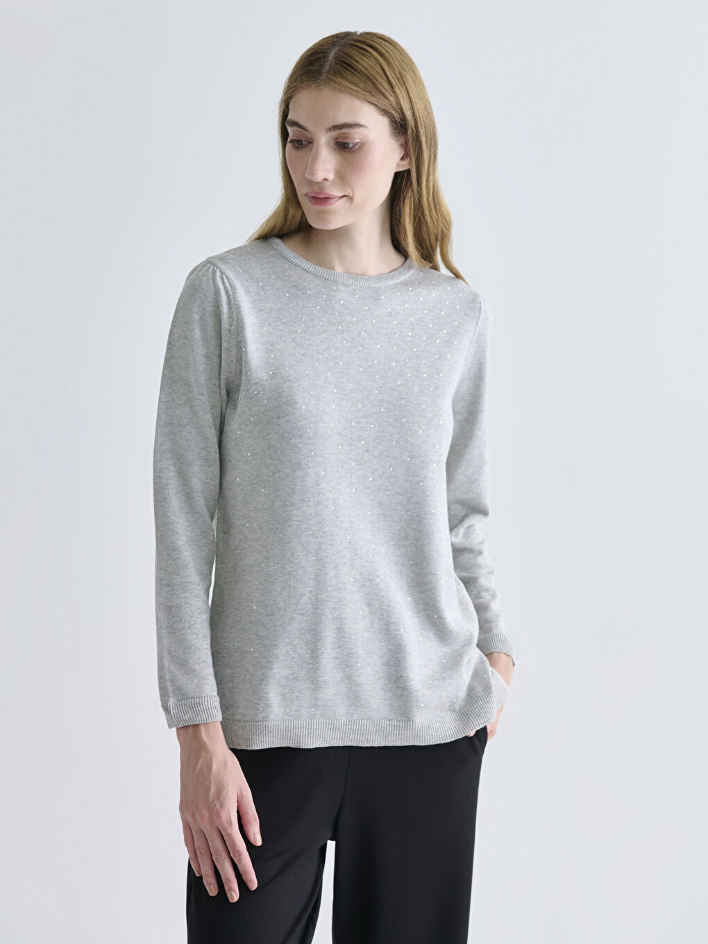 Bluza s okruglim izrezom ukrašena cirkonima
