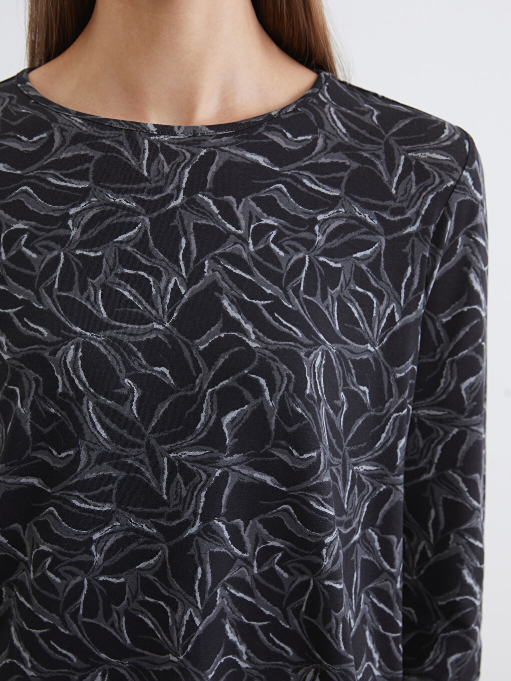 Bluza sa okruglim izrezom i uzorkom-2