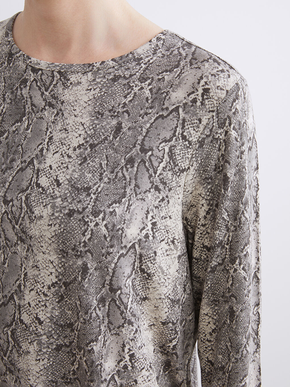 Crew Neck Patterned Blouse-2