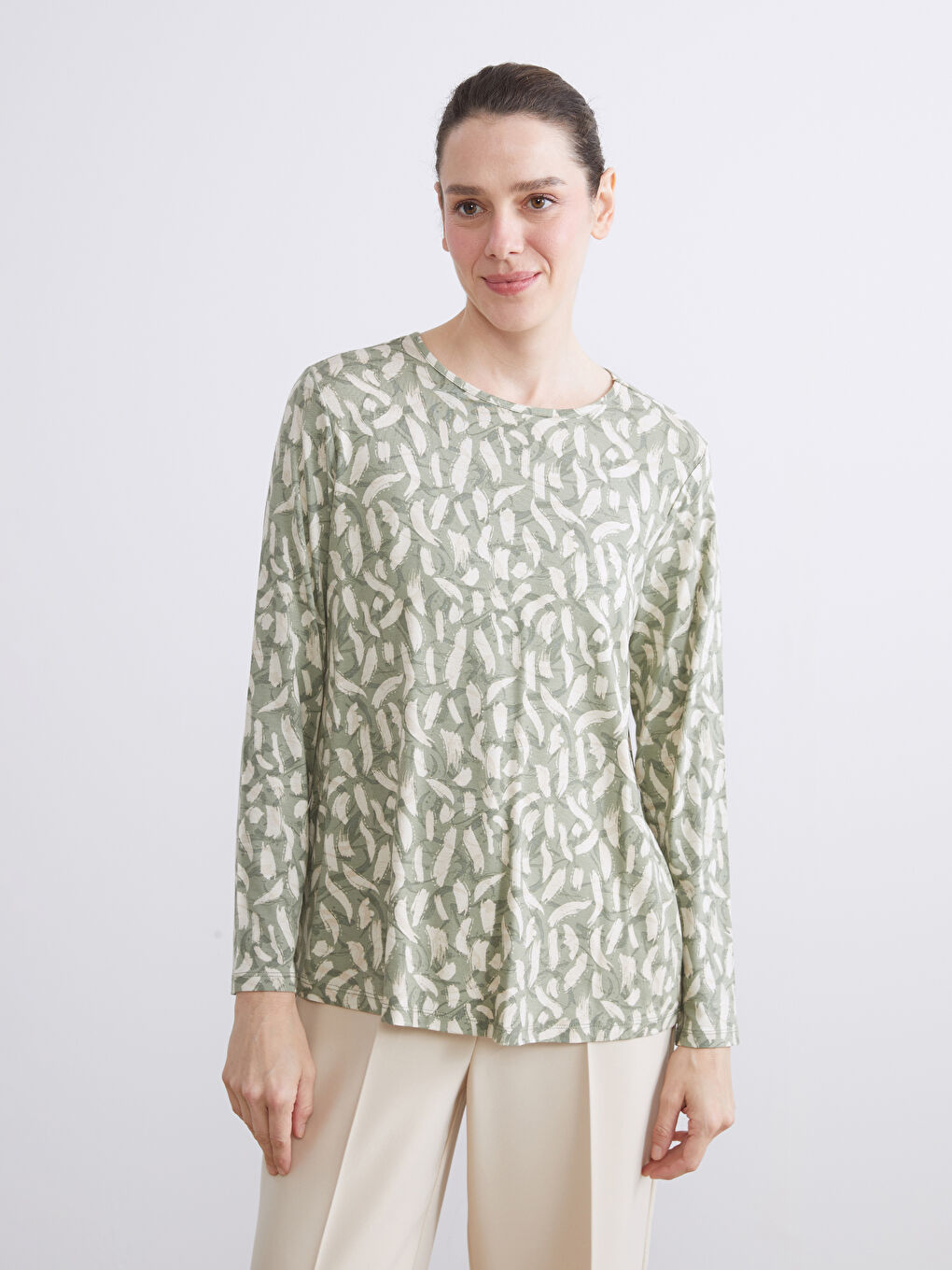 Блузка з круглим вирізом та візерунком