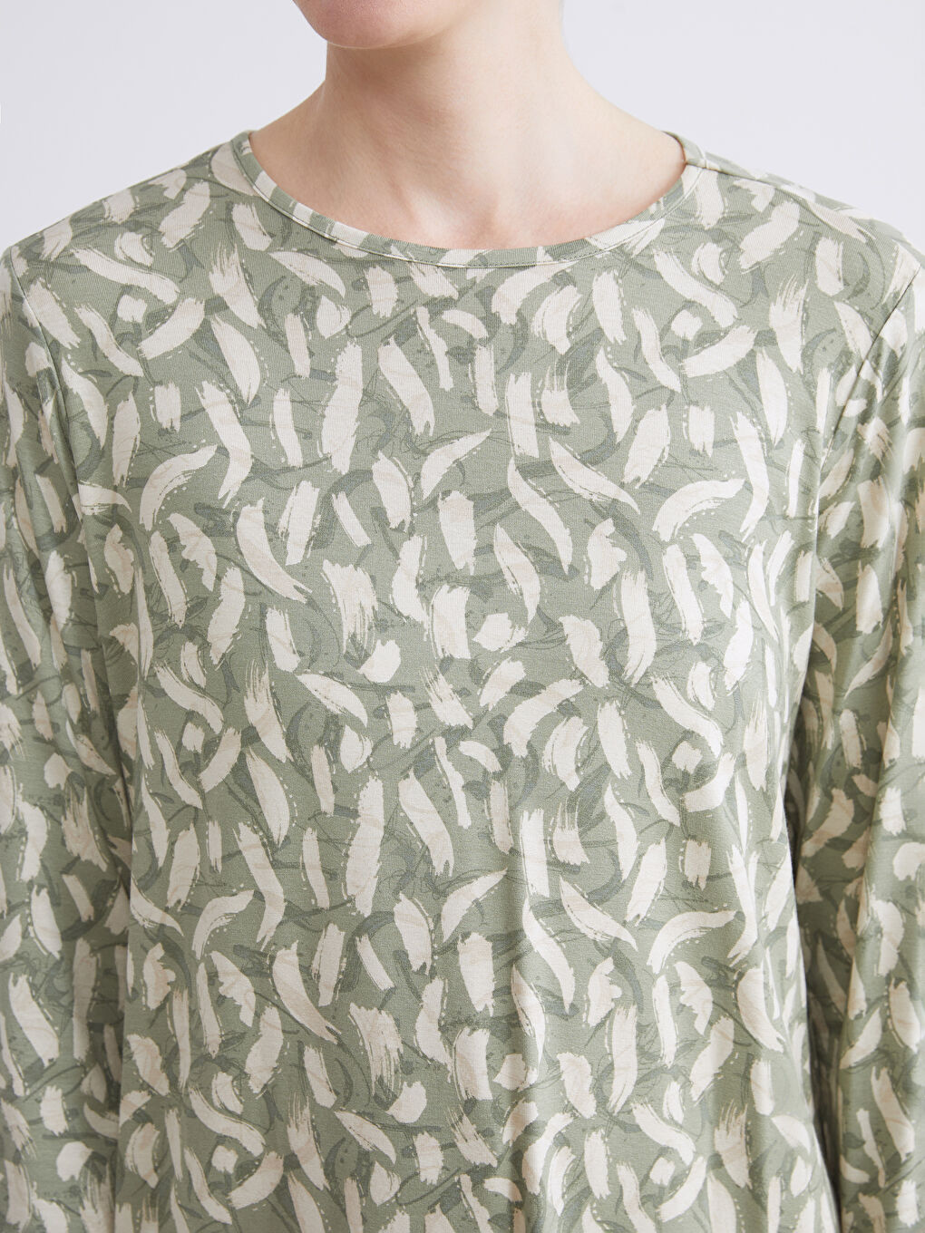 Блузка з круглим вирізом та візерунком-3