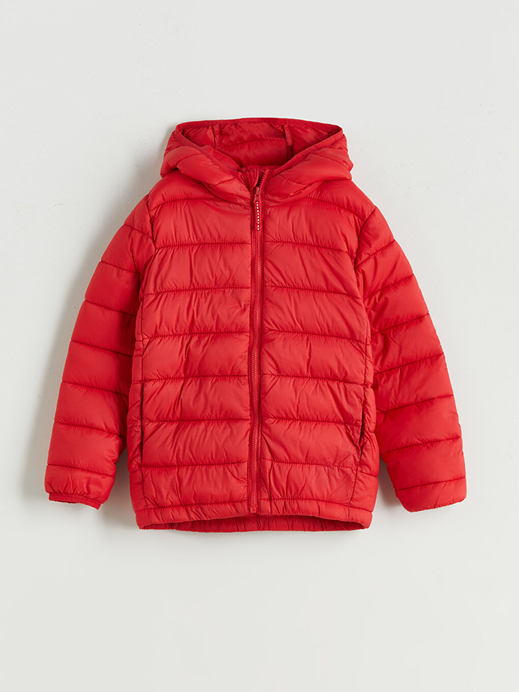 Kırmızı Kapüşonlu Erkek Çocuk Şişme Mont
