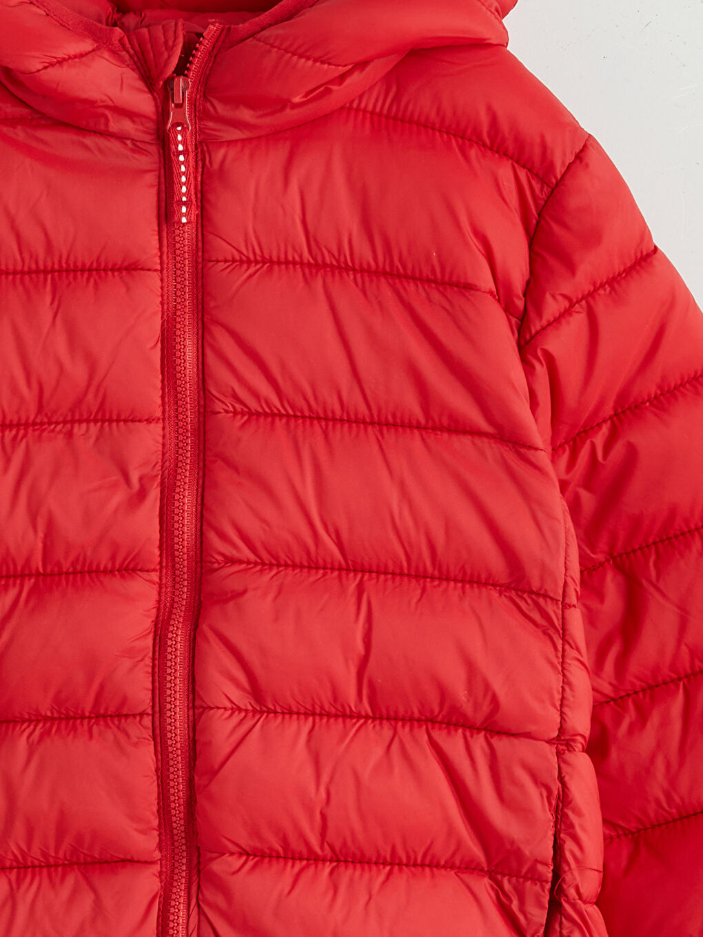 Kırmızı Kapüşonlu Erkek Çocuk Şişme Mont-2