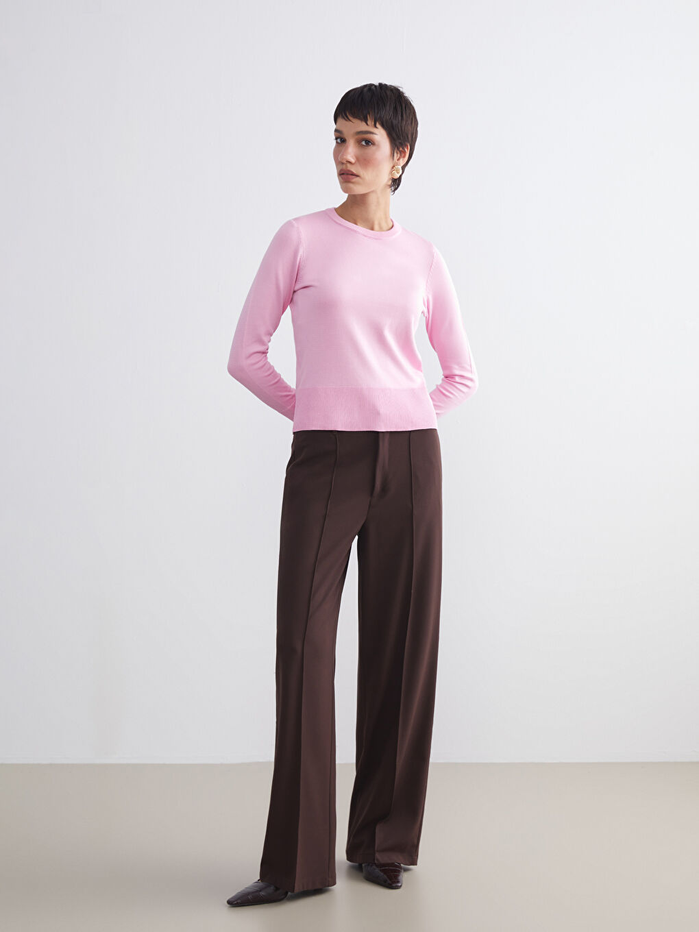 Женский трикотажный свитер с круглым вырезом-1