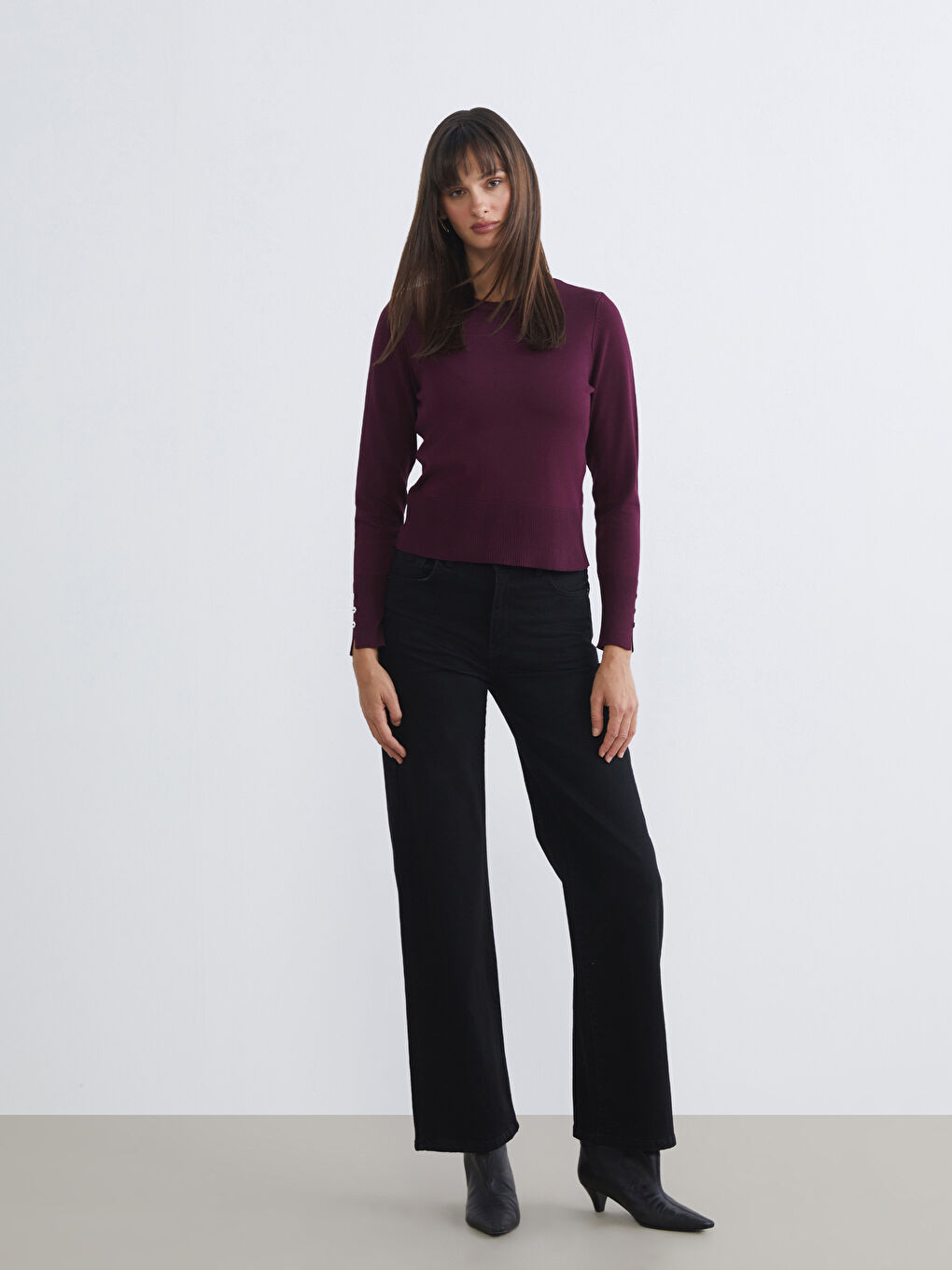 Женский трикотажный свитер с круглым вырезом-1