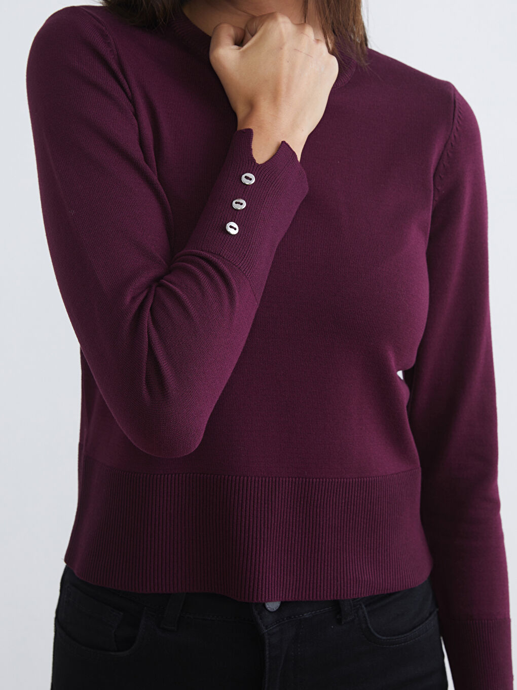 Женский трикотажный свитер с круглым вырезом-2